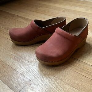 Suede reddish-pink Dansko clogs (lightly worn) W38